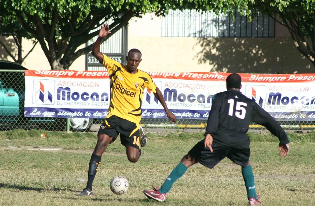 Acción del juego Moca y Haití que terminó empate a un gol
